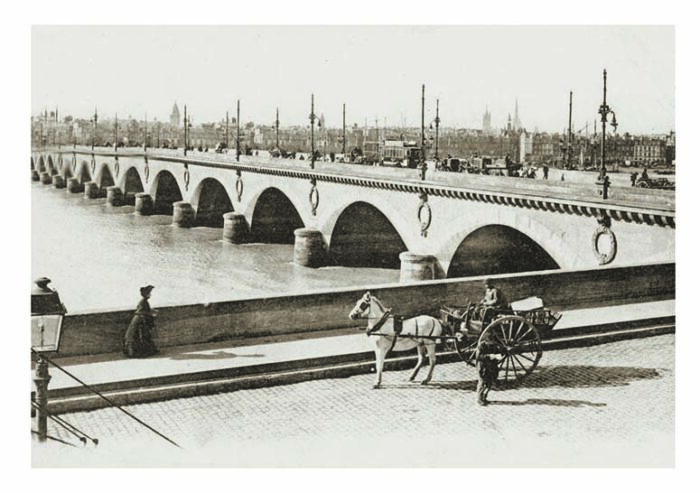 Ancienne carte postale - Bordeaux Le Pont de Pierre